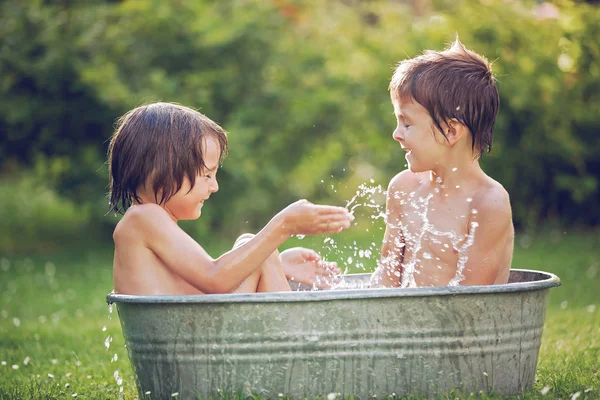 Zwei Kinder, Brüder, im Freien baden, Seife herstellen — Stockfoto