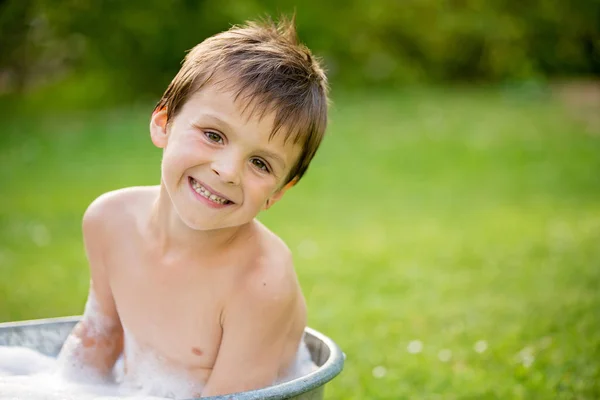 Schattig kind, jongen, een bad in de buitenlucht, zeep maken — Stockfoto