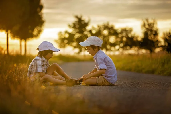 Twee kinderen, een jongen de broers, met plezier buiten met speelgoedauto 's — Stockfoto