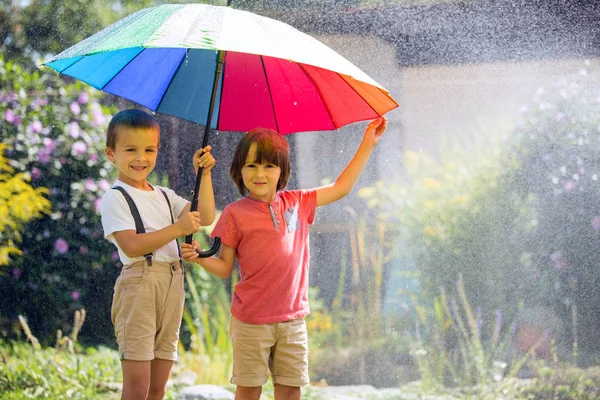 Två bedårande barn, pojke bröder, leker med färgglada umbre — Stockfoto