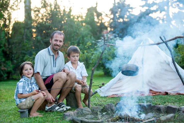 Apa és két fia, camping, az erdő, nyáron — Stock Fotó