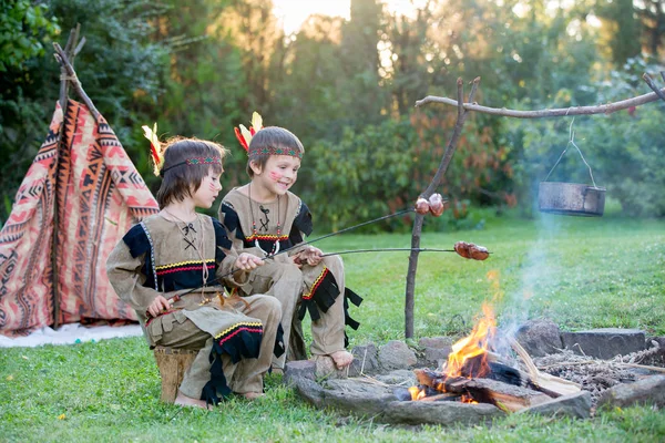 Carino ritratto di ragazzi nativi americani con costumi, giocando fuori — Foto Stock