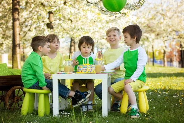 Boldog édes óvodáskorú gyermekek, ünnepli ötödik születésnapját a cu — Stock Fotó