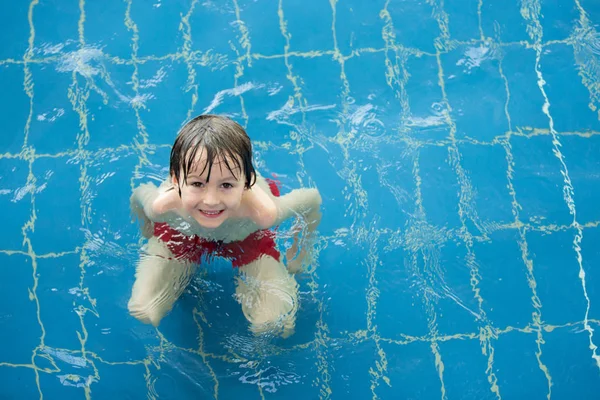 Dulce niño, niño, jugando en el mundo del agua parque infantil, disfrutando de —  Fotos de Stock