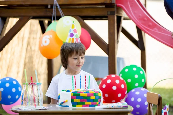 Γλυκό μικρό παιδί, αγόρι, τον εορτασμό του έκτου γενεθλίων, κέικ, β — Φωτογραφία Αρχείου
