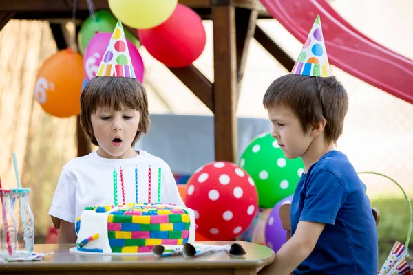 Söta lilla barn, pojke, firar sin sjätte födelsedag, tårta, b — Stockfoto