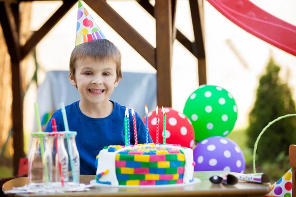 Édes kis gyermek, fiú, ünnepli a hatodik születésnapja, a torta, a b — Stock Fotó