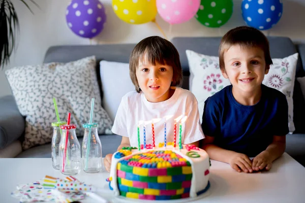 甜甜的小女孩，男孩，庆祝他六岁生日，蛋糕，b — 图库照片
