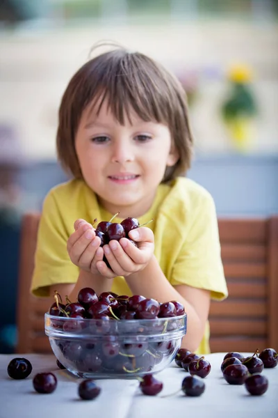 Carino bambino, mangiare dolce ciliegia all'aperto — Foto Stock