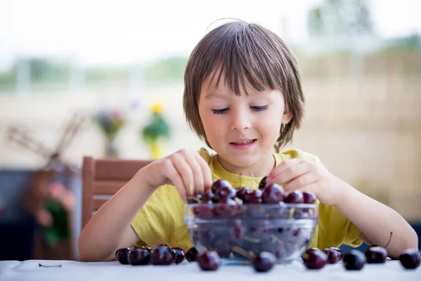 Carino bambino, mangiare dolce ciliegia all'aperto — Foto Stock