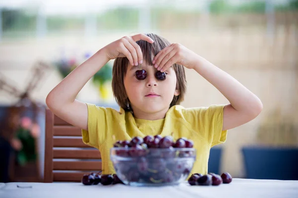 Carino bambino, mangiare dolce ciliegia all'aperto — Foto Stock