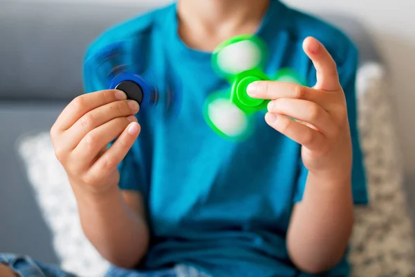 Lilla barn, pojke, leker med gröna och blå lysande fidget s — Stockfoto