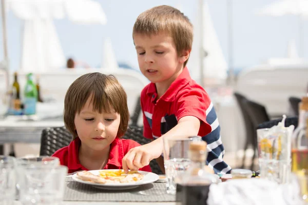 Happy μικρά αγόρια, κάθεται στο τραπέζι και τρώει Πίτσα — Φωτογραφία Αρχείου