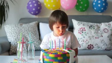 Kutluyor onun altıncı doğum günü, pasta, Balonlar, mumlar, kurabiye tatlı küçük çocuk, çocuk. Çocukluk mutluluk kavramı