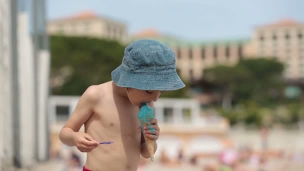 Dulce niño pequeño, comiendo helado en la playa, verano — Vídeo de stock