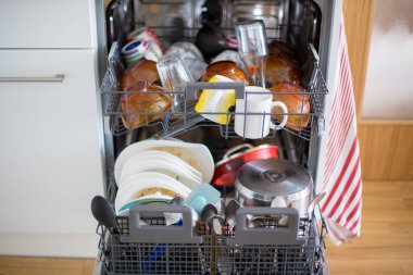 Bulaşık makinesi, bulaşık ve gözlük ile doldurulmuş