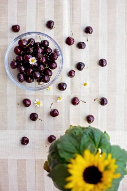 Kiraz bir cam kapta ve masada cazip tatlı