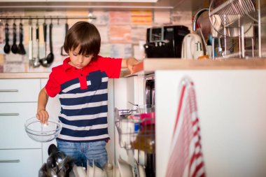 Okul öncesi çocuk, çocuk, anne, bulaşık dishw içinde koyarak Yardım