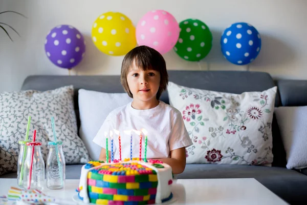 Słodkie małe dziecko, chłopiec, obchodzi swoje szóste urodziny, tort, b — Zdjęcie stockowe