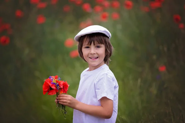 Preschool kind in een Descriptie, lente — Stockfoto