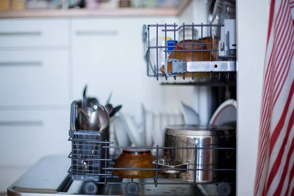 Lavavajillas, lleno de platos sucios y vasos — Foto de Stock