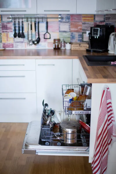 Lavavajillas, lleno de platos sucios y vasos — Foto de Stock