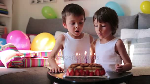 Süße kleine Kinder, Jungen, die ihren sechsten Geburtstag feiern, Kuchen, Luftballons, Kerzen, Plätzchen. Konzept des Kinderglücks — Stockvideo