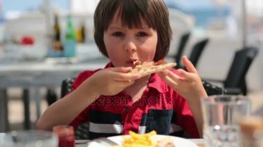 Mutlu küçük çocuklar, Restoran masada oturan, pizza yeme, Restoran masada oturan, pizza yemek