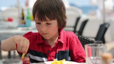 Mutlu küçük çocuklar, Restoran masada oturan, pizza yeme, Restoran masada oturan, pizza yemek