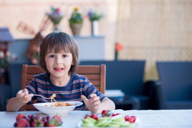 iştah, Arka Bahçe, çocuk, kardeş, beyaz, çocukluk, çocuk, kavram, salatalık, tatlı, çatal bıçak takımı, lezzetli, yemek, yemek, yemek, yemek, ifade, gıda, taze, eğlence, komik, Bahçe, el, yakışıklı, mutlu, açlık, aç, çocuk, küçük, Öğle Yemeği, dağınık, 