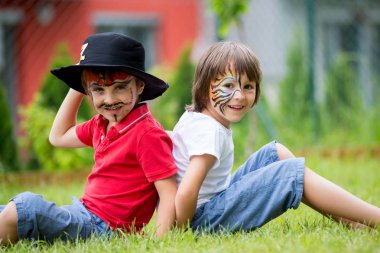 İki çocuk, kardeş, kaplan ve korsan, oynayarak boyalı 