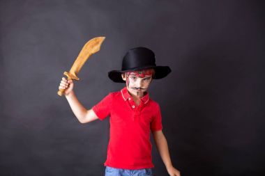 Kılıç tutan korsan gibi sevimli okul çocuğu, oyun, boyalı