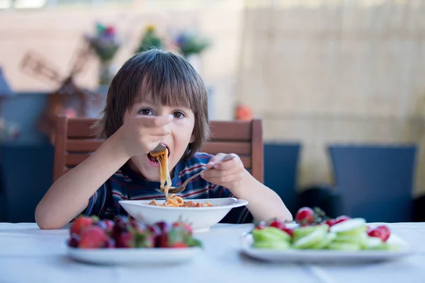 Appetito, cortile, ragazzo, fratelli, caucasico, infanzia, bambini, concetto, cetriolo, carino, posate, delizioso, pranzo, cena, piatto, mangiare, espressione, cibo, fresco, divertimento, divertente, giardino, mano, bello, felice, fame, fame, bambino, piccolo, pranzo, disordinato , — Foto Stock