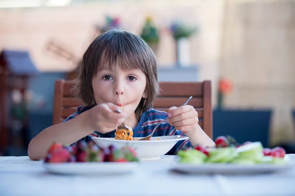 Appétit, dans la cour arrière, garçons, frères, caucasiens, enfance, enfants, concept, concombre, mignonette, couverts, délicieux, manger, dîner, plat, manger, expression, nourriture, frais, amusant, drôle, jardin, main, beau, heureux, faim, faim, enfant, petit, déjeuner, désordonné , — Photo