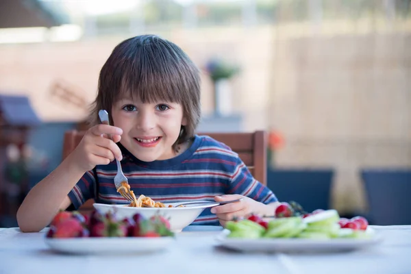 Appetito, cortile, ragazzo, fratelli, caucasico, infanzia, bambini, concetto, cetriolo, carino, posate, delizioso, pranzo, cena, piatto, mangiare, espressione, cibo, fresco, divertimento, divertente, giardino, mano, bello, felice, fame, fame, bambino, piccolo, pranzo, disordinato , — Foto Stock