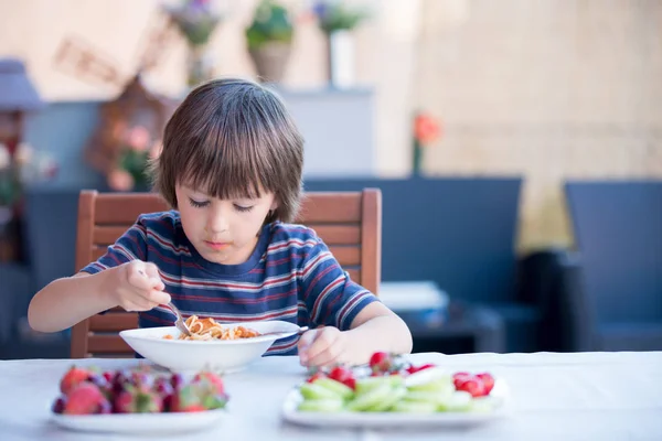 Appetit, Hinterhof, Junge, Brüder, kaukasisch, Kindheit, Kinder, Konzept, Gurke, niedlich, Besteck, lecker, Essen, Abendessen, Gericht, essen, Ausdruck, Lebensmittel, frisch, Spaß, lustig, Garten, Hand, gutaussehend, glücklich, Hunger, hungrig, Kind, wenig, Mittagessen, chaotisch, — Stockfoto