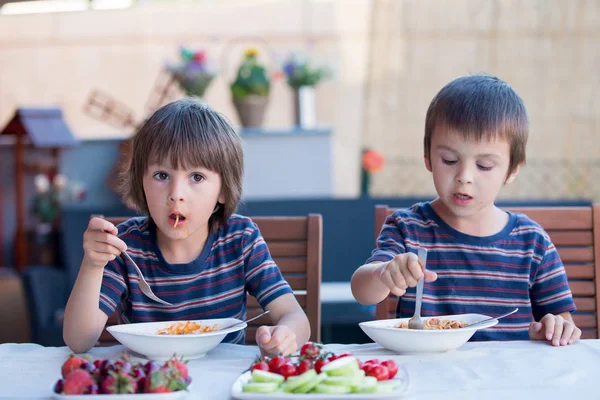 Bambini carini, bambini in età prescolare, mangiare spaghetti a pranzo outdoo — Foto Stock