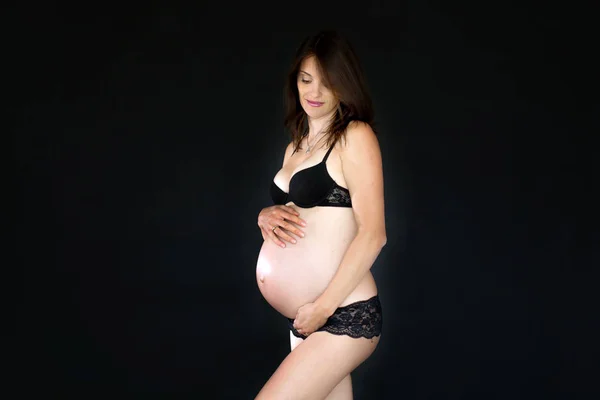 Retrato de mujer embarazada hermosa, aislado en el estudio negro b —  Fotos de Stock