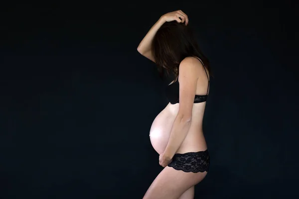 Szép terhes nő, elszigetelt fekete studio b portréja — Stock Fotó