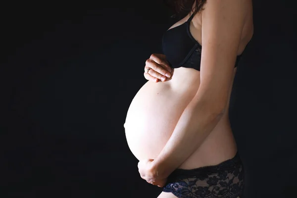 Portrait de belle femme enceinte, isolé sur noir studio b — Photo