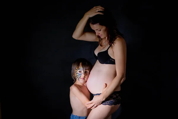 Double portrait de jeune femme enceinte et son enfant garçon en stu — Photo