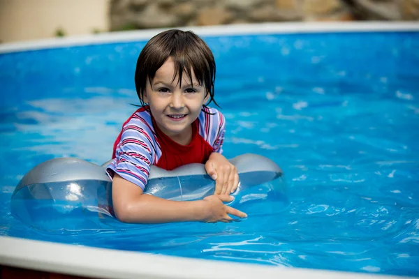 Lindo niño, nadar en la piscina — Foto de Stock