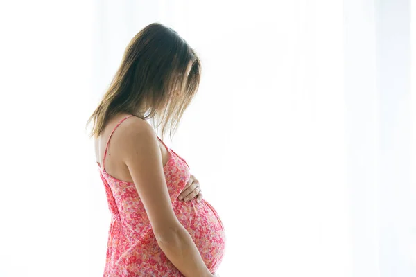 Porträt einer jungen schwangeren attraktiven Frau, die neben dem Sieg steht — Stockfoto