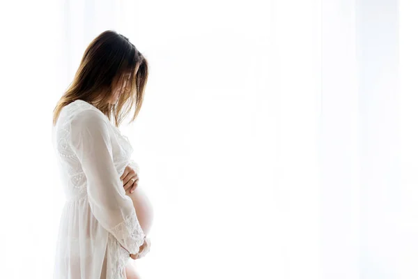 Retrato de jovem grávida atraente mulher, em pé pela vitória — Fotografia de Stock