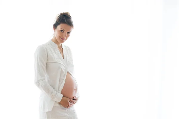 Портрет молодой беременной привлекательной женщины, стоящей на пороге победы — стоковое фото