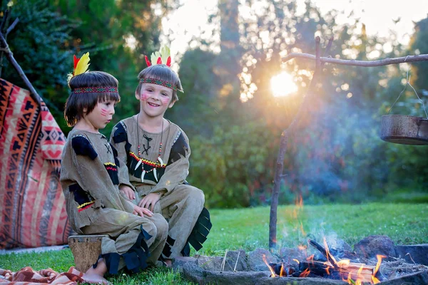 Carino ritratto di ragazzi nativi americani con costumi, giocando fuori — Foto Stock