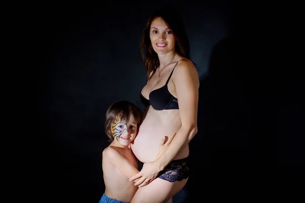 Double portrait de jeune femme enceinte et son enfant garçon en stu — Photo