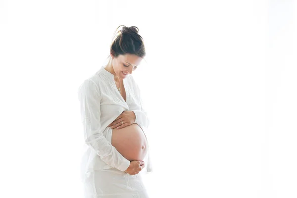 Porträtt av ung gravid attraktiv kvinna, stående av att vinna — Stockfoto