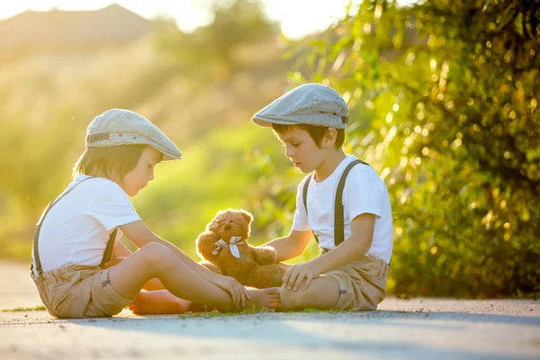 Crianças doces, irmãos meninos, brincando com ursinho de pelúcia em um pequeno — Fotografia de Stock