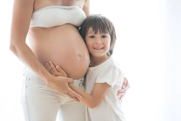 Ritratto di bella donna incinta e il suo bambino carino, isolare — Foto Stock